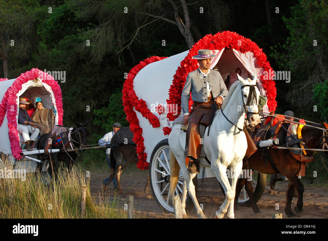 Los peregrinos católicos en carros tirados por caballos haciendo la peregrinación de Jerez a la aldea de El Rocío en el sur de España Foto de stock