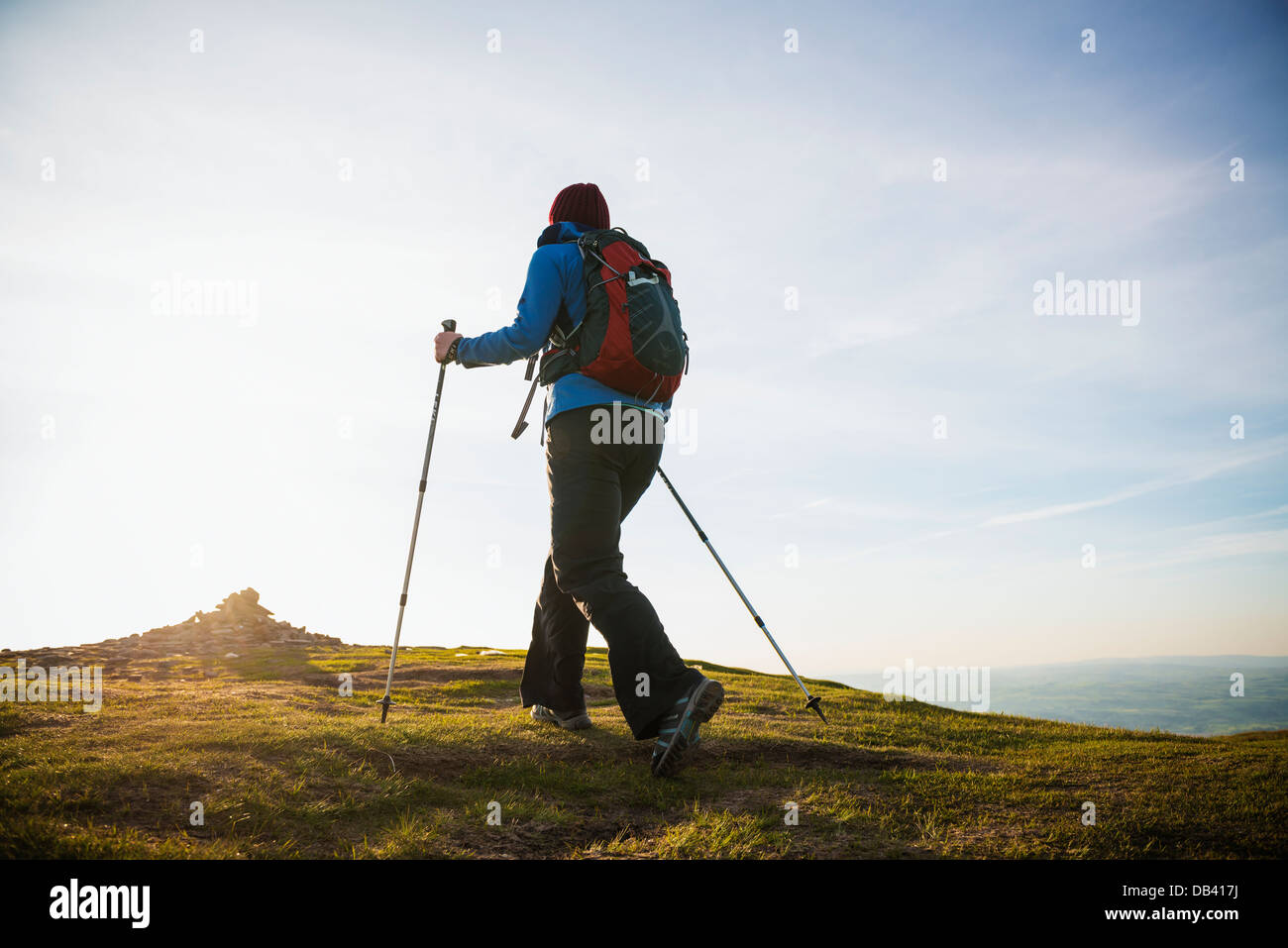 Excursionista femenina en cumbre de Twmpa - Lord Hereford la perilla, Montañas Negras, el Parque Nacional de Brecon Beacons, Gales Foto de stock