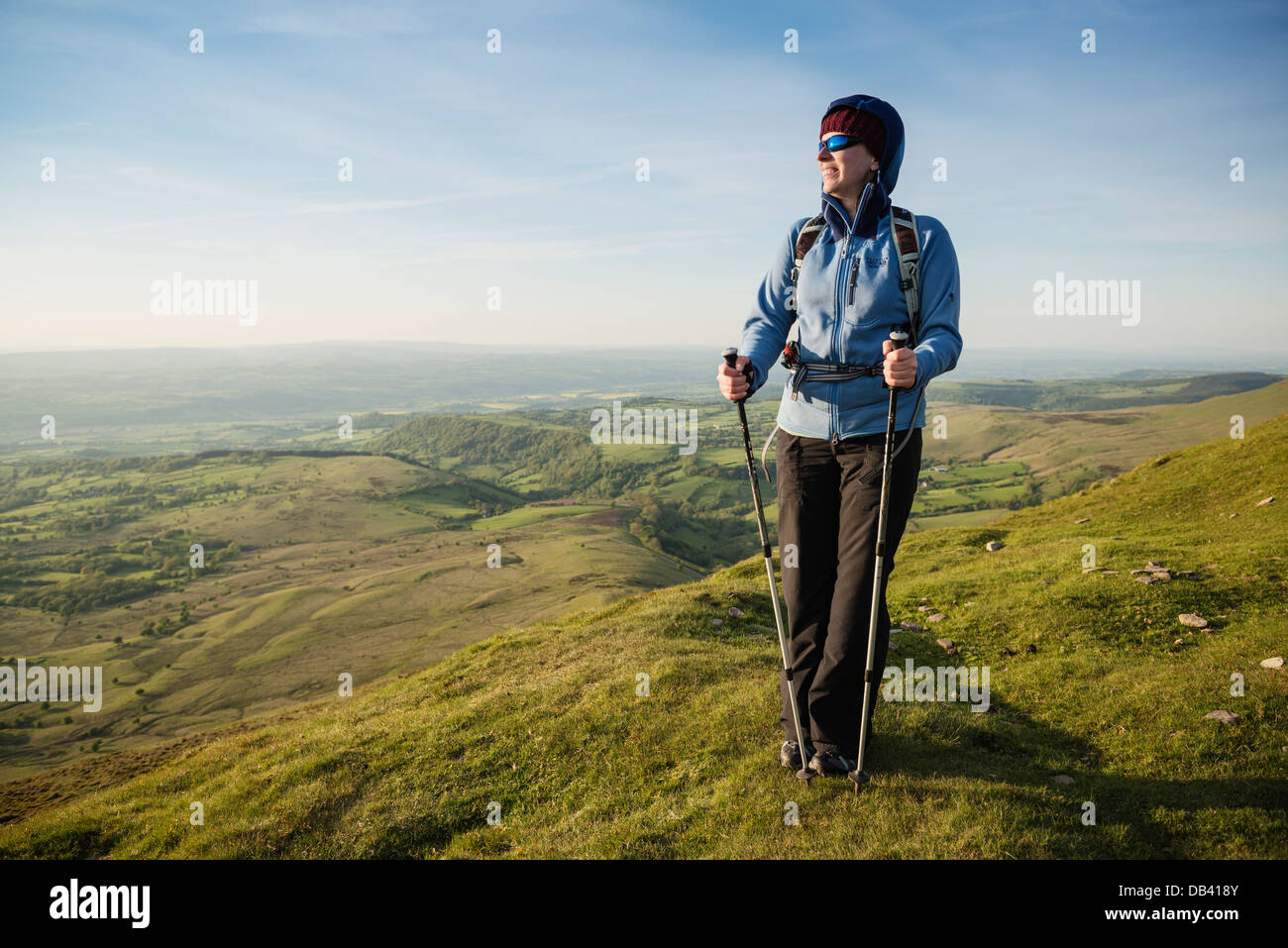 Excursionista femenina en cumbre de Twmpa - Lord Hereford la perilla, Montañas Negras, el Parque Nacional de Brecon Beacons, Gales Foto de stock