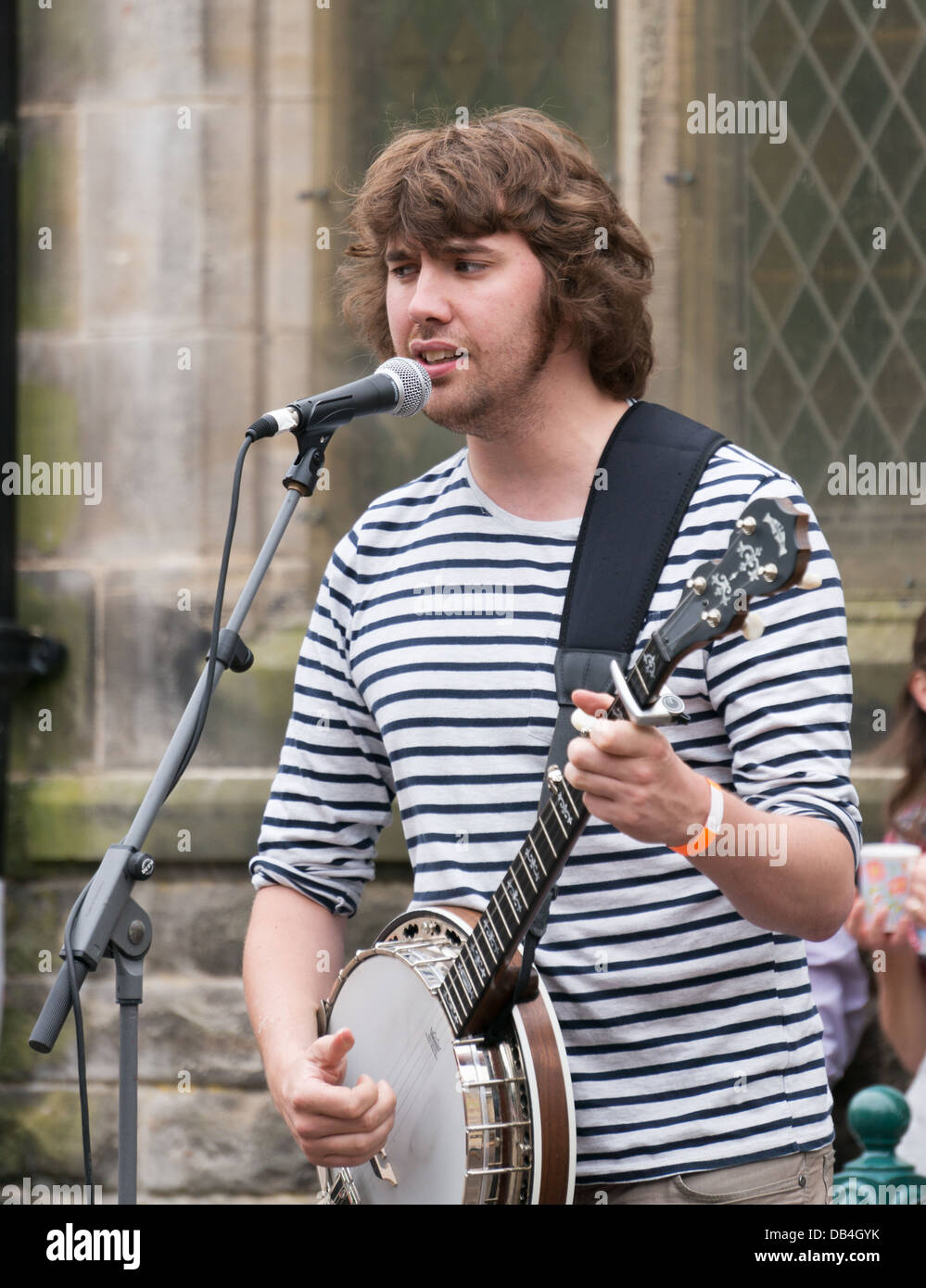 El cantante y el banjo, Dan Walsh, actúa en el Festival de Música Tradicional de Rothbury, en el norte de Inglaterra, Reino Unido. Foto de stock