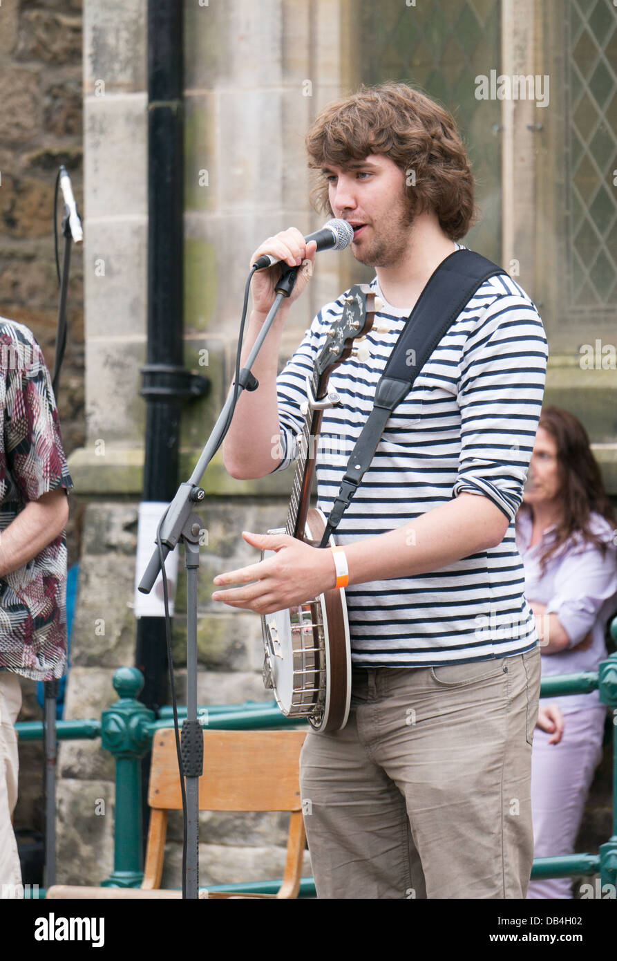 El cantante y el banjo, Dan Walsh, actúa en el Festival de Música Tradicional de Rothbury, en el norte de Inglaterra, Reino Unido. Foto de stock