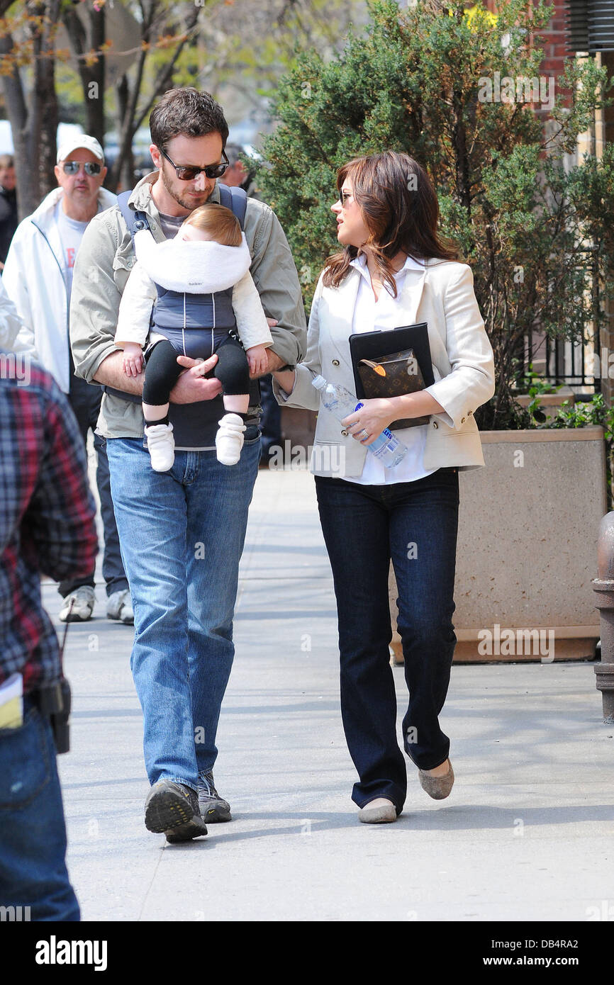 Tiffani Thiessen y marido Brady Smith con su hija Harper Renn título a la película ubicación para 'White Collar' en las calles de Manhattan, Ciudad de Nueva York, EE.UU. - 18.04.11 Foto de stock