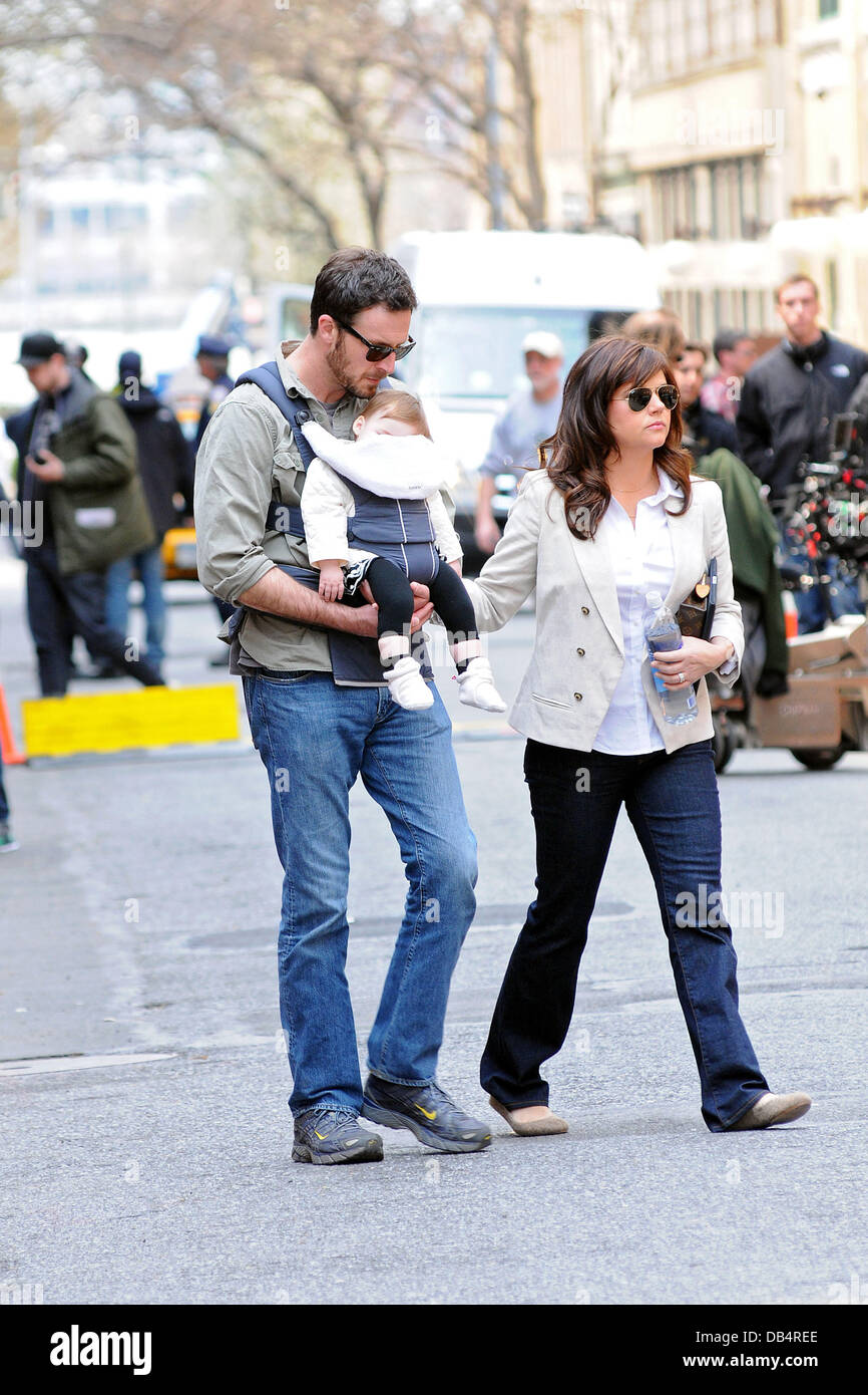 Tiffani Thiessen y marido Brady Smith con su hija Harper Renn título a la película ubicación para 'White Collar' en las calles de Manhattan, Ciudad de Nueva York, EE.UU. - 18.04.11 Foto de stock