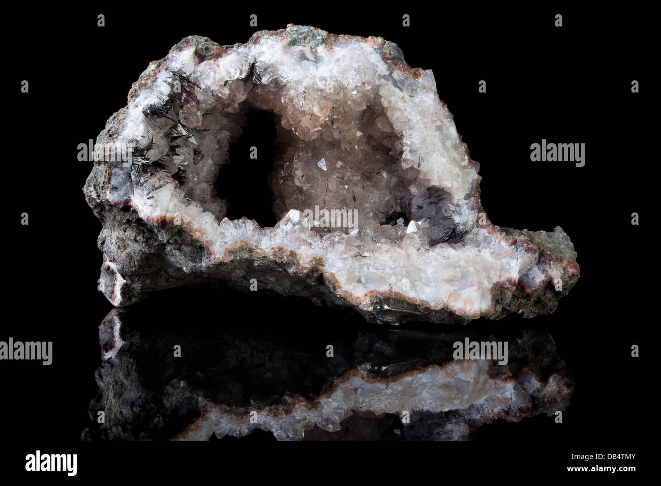Goethita aguja cristales crecen en una geoda de Cuarzo, un mineral de óxido de hierro que lleva Foto de stock