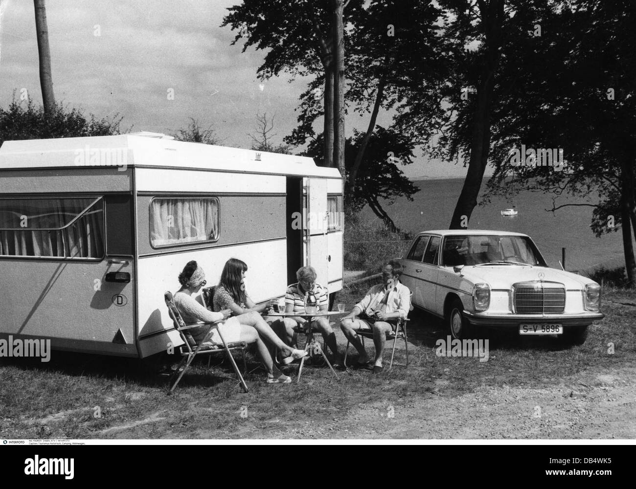 Turismo, camping, trailer, familia con coche y caravana de pie en el camping, Blomehavn cerca de Aarhus, Dinamarca, alrededor de 1970, Derechos adicionales-Clearences-no disponible Foto de stock