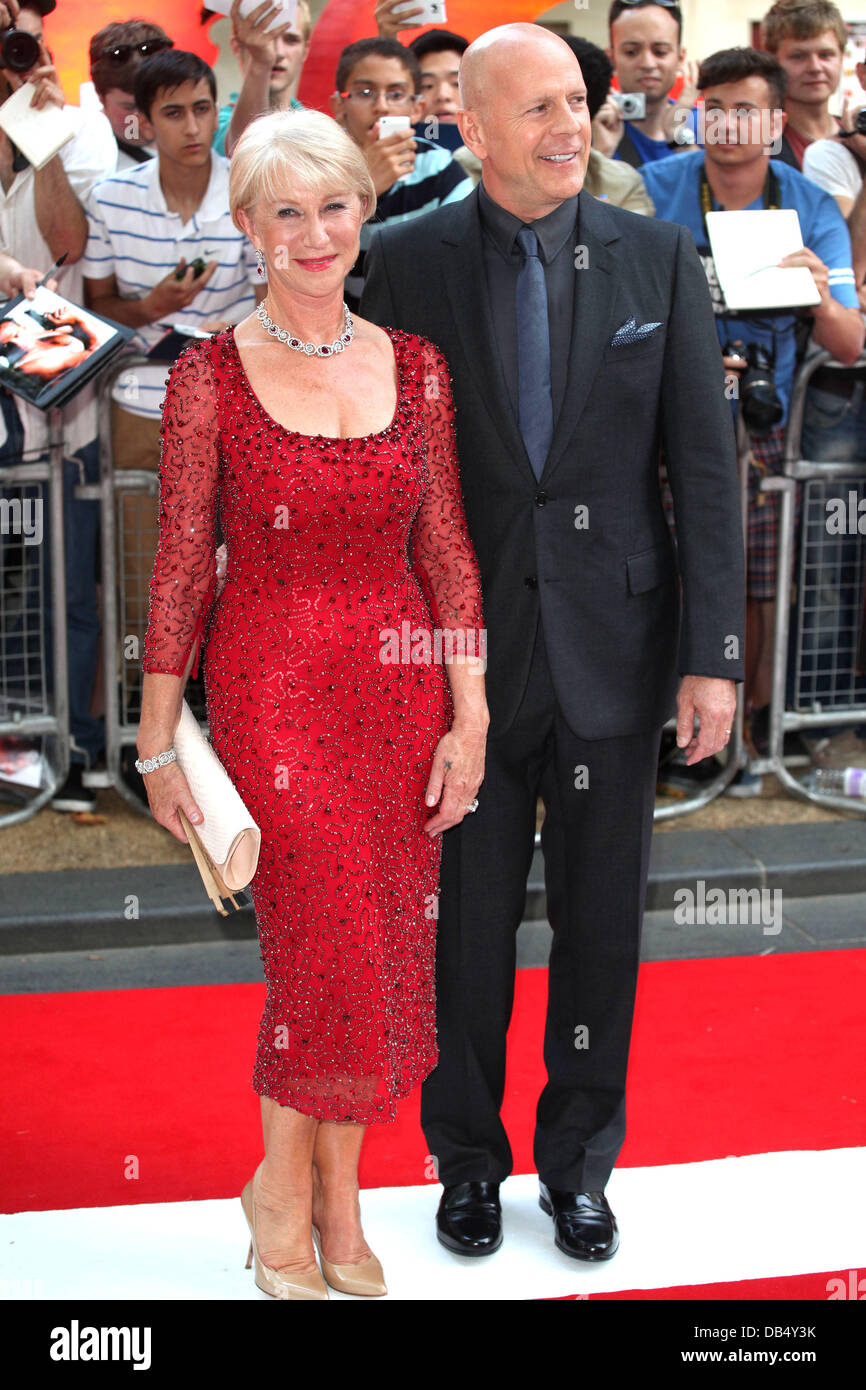 Bruce Willis y Dame Helen Mirren llegando para el estreno británico de rojo 2, en el Empire Leicester Square, Londres. 22/07/2013 Foto de stock