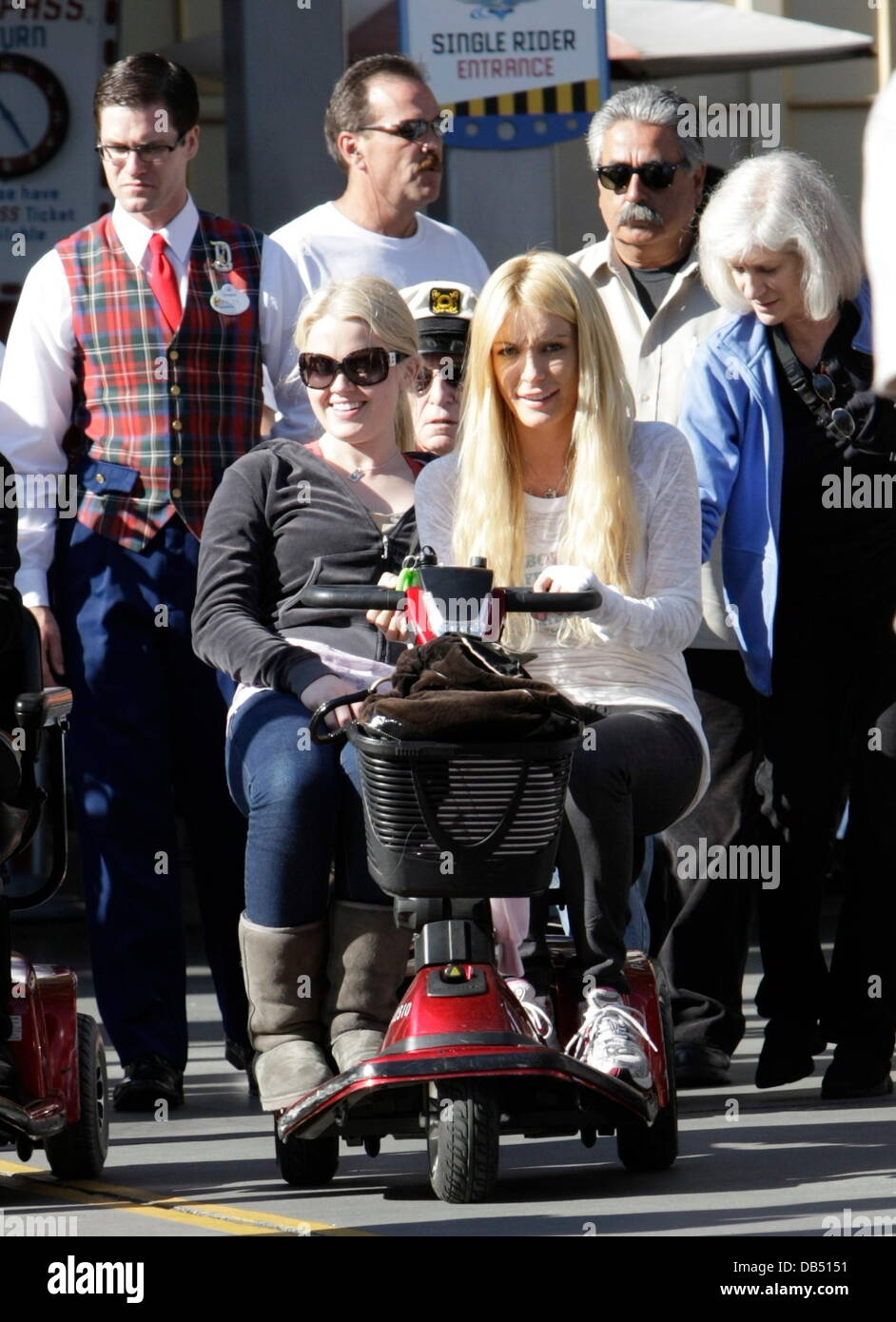 Hugh Hefner y conejitas de Playboy, Anna Berglund y Crystal Harris,  montando en un scooter de movilidad mientras disfruta de un día en  Disneyland Los Angeles, California - 21.04.11 Fotografía de stock - Alamy