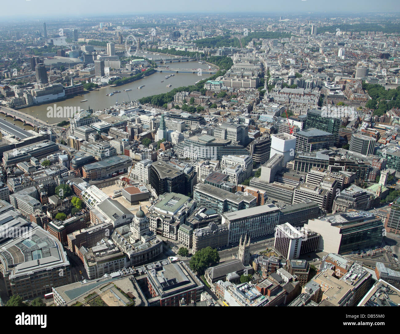 Vista aérea de Londres con el Old Bailey izquierda en primer plano y el Thames huyendo hacia el oeste Foto de stock