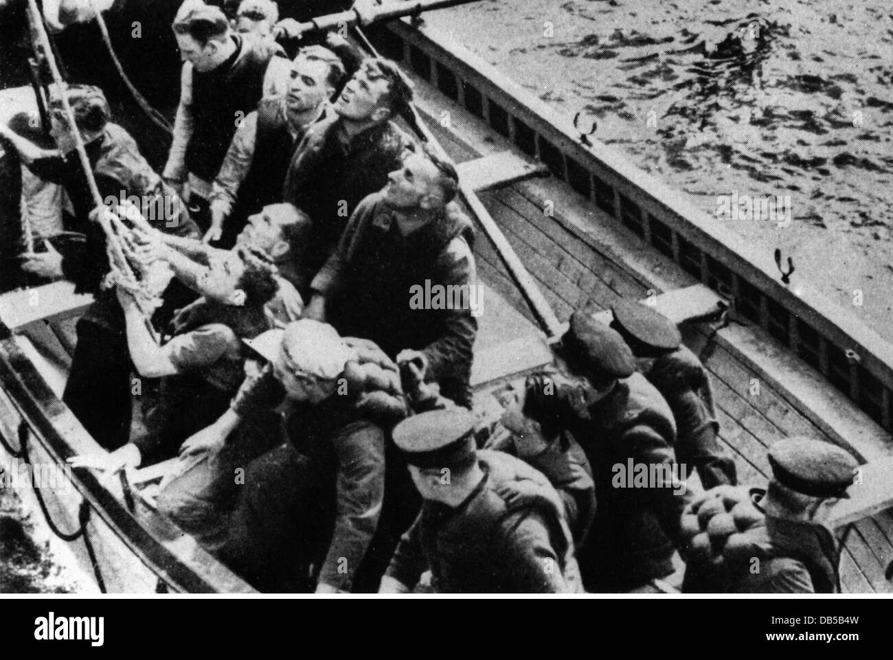 Eventos, Segunda Guerra Mundial / Segunda Guerra Mundial, Noruega,  naufragados marinos británicos siendo rescatados por un buque de guerra  alemán, abril de 1940, Derechos adicionales-Clearences-no disponible  Fotografía de stock - Alamy