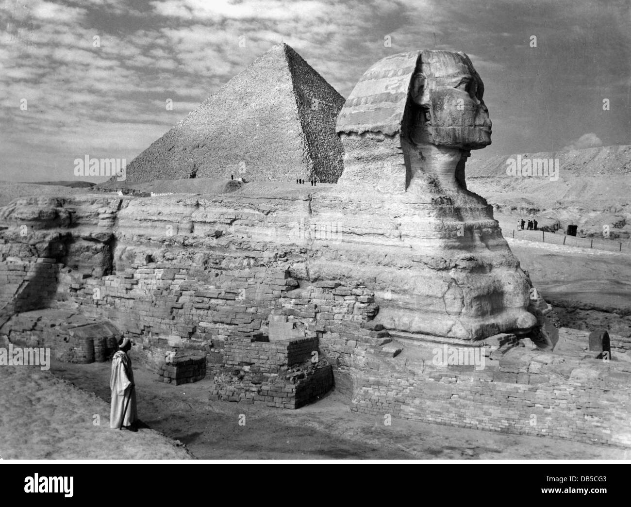 Geografía / viajes, Egipto, Giza, gran esfinge, alrededor de 2700 - 2500 a.C., en el fondo la Pirámide de Cheops, foto tomada alrededor de 1950, Derechos adicionales-Clearences-no disponible Foto de stock