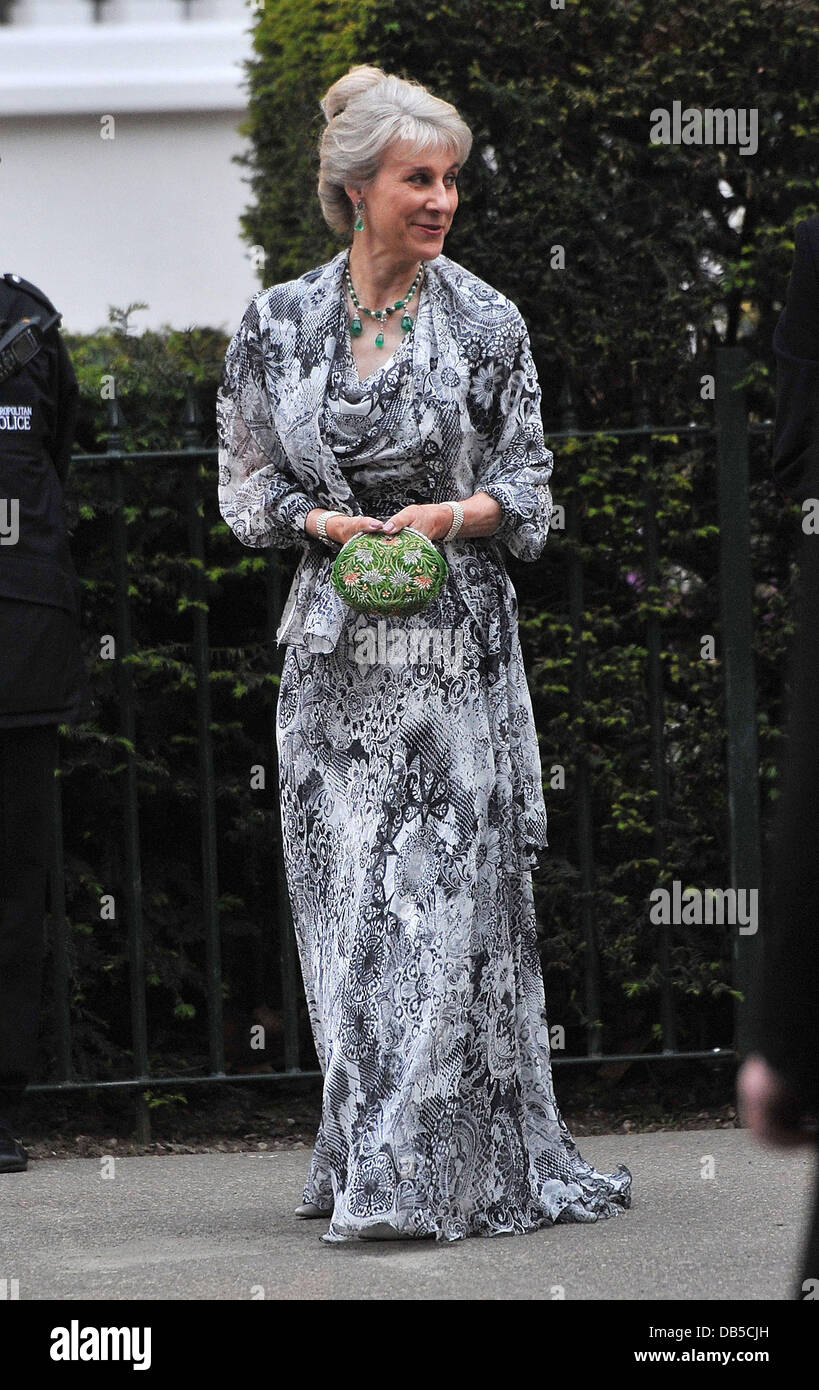 La duquesa de Gloucester Royal Wedding - pre-cena de bodas celebradas en el Mandarin Oriental Hyde Park - Llegadas. Londres, Inglaterra - 28.04.11 Foto de stock