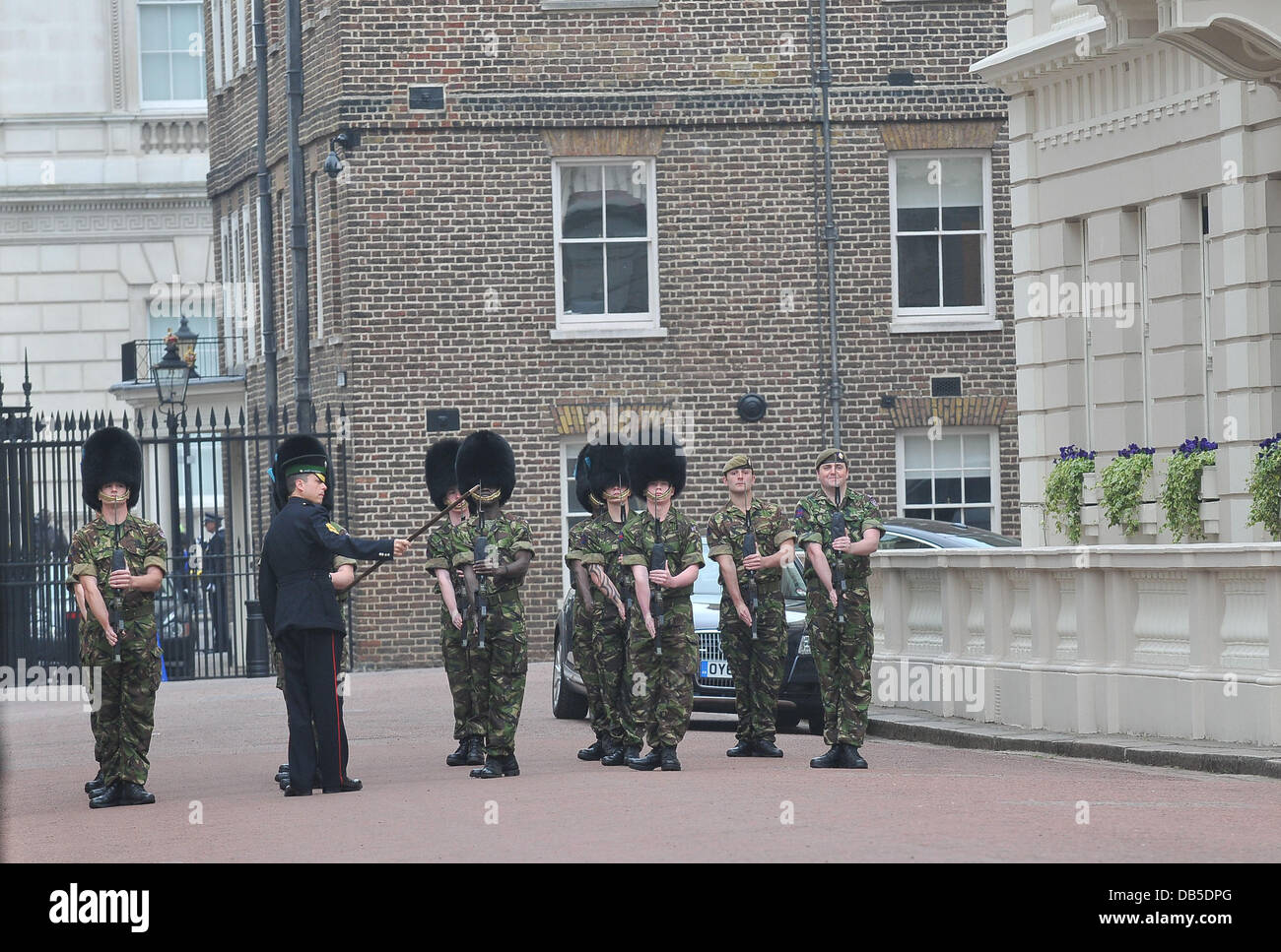 La atmósfera de la boda del príncipe Guillermo y Catherine Middleton - Clarence House, Londres, Inglaterra - 29.04.11 Foto de stock