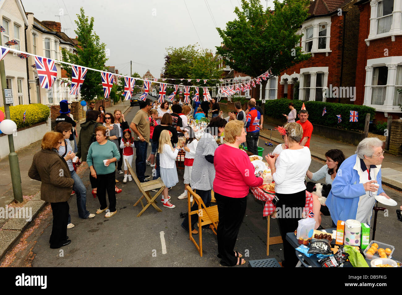 Boda Real fiesta callejera celebrada en Leicester Road, East Finchley, en el norte de Londres. Inglaterra. Londres, Inglaterra - 29.04.11 Foto de stock