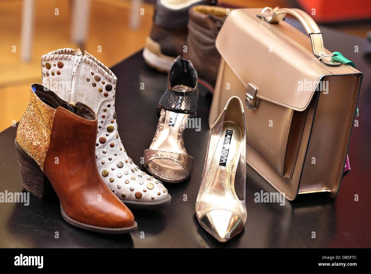 Leipzig, Alemania. 24 de julio de 2013. Zapatos de mujer elegante bolsa a  juego son presentados en Leipzig, Alemania, el 24 de julio de 2013. El  Instituto alemán de zapatos (DSI) presenta