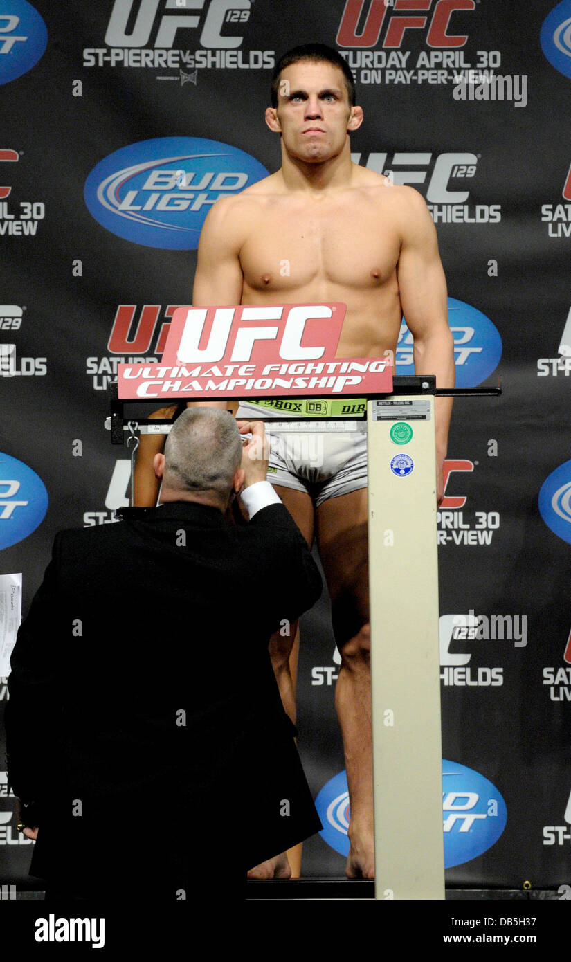 Jake Ellenberger Pesaje Oficial-ins para UFC 129: St-Pierre vs. Shields celebró en el Ricoh Coliseum de Toronto, Canadá - 29.4.11 Foto de stock