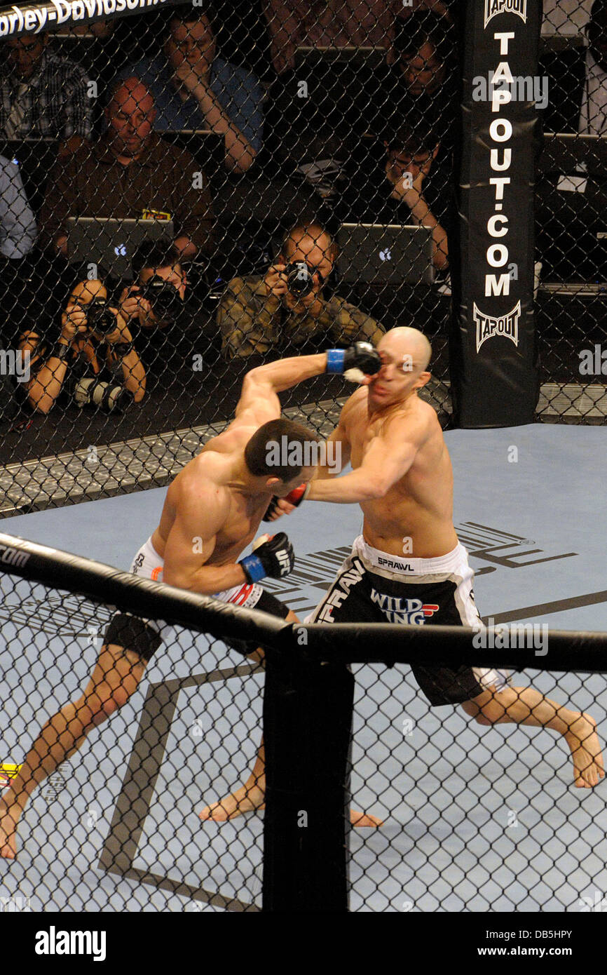 Jake Ellenberger vs sean Pierson UFC 129 - Welter Bout celebró en el Rogers Centre. Toronto, Canada - 30.04.11 Foto de stock