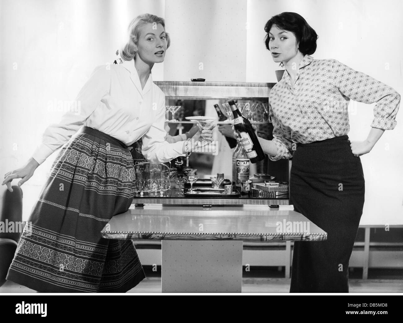 Interieur, minibar, dos mujeres con minibar abierto, alrededor de 1958, Derechos adicionales-Clearences-no disponible Foto de stock