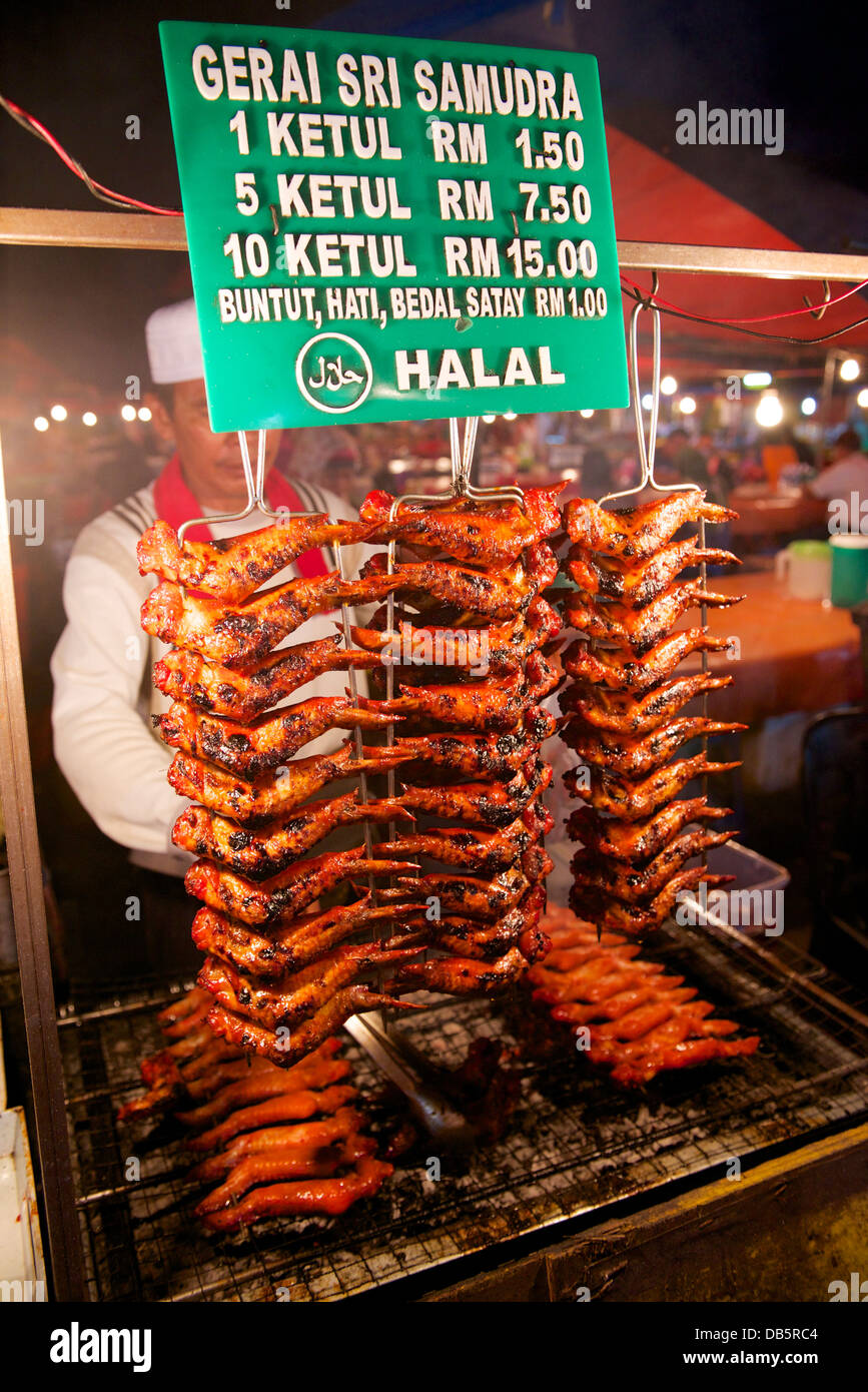 Puesto de venta de alitas de pollo a la parrilla en uno de los mercados de  la noche por la costanera Fotografía de stock - Alamy