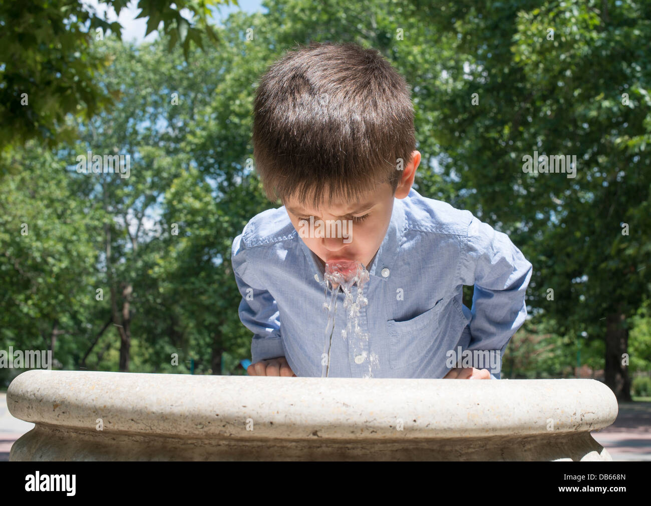 Niño Bebe Agua Vaso Enfoque Selectivo Niño: fotografía de stock ©  yana-komisarenko@yandex.ru #584546854