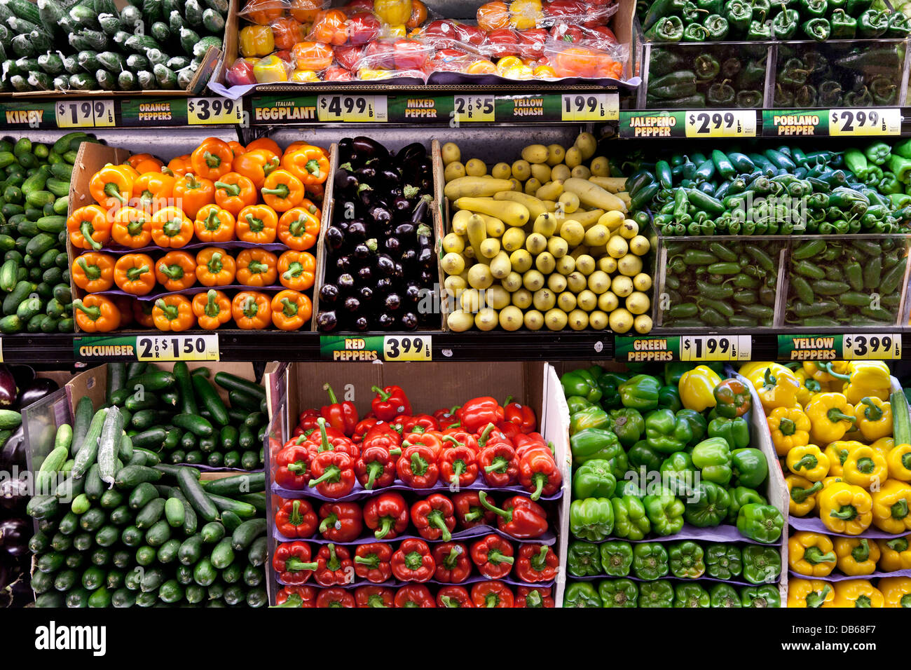 Variedad de hortalizas frescas para la venta en el supermercado. Foto de stock