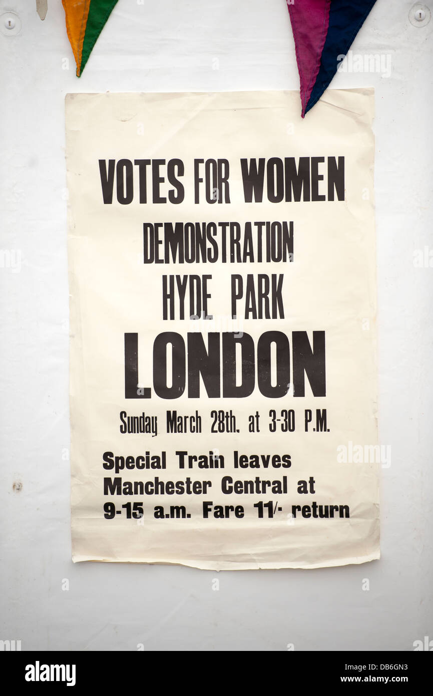 Suffragette carteles publicitarios votos para las mujeres manifestación hyde park Foto de stock