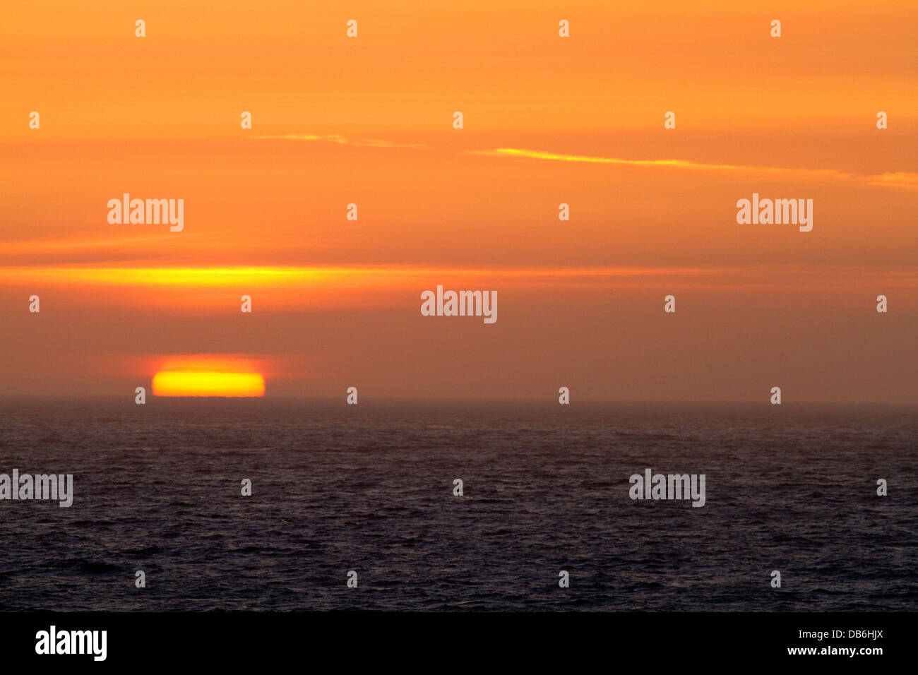 El atardecer sobre el océano Pacífico en Newport, Oregón, Estados Unidos. Foto de stock