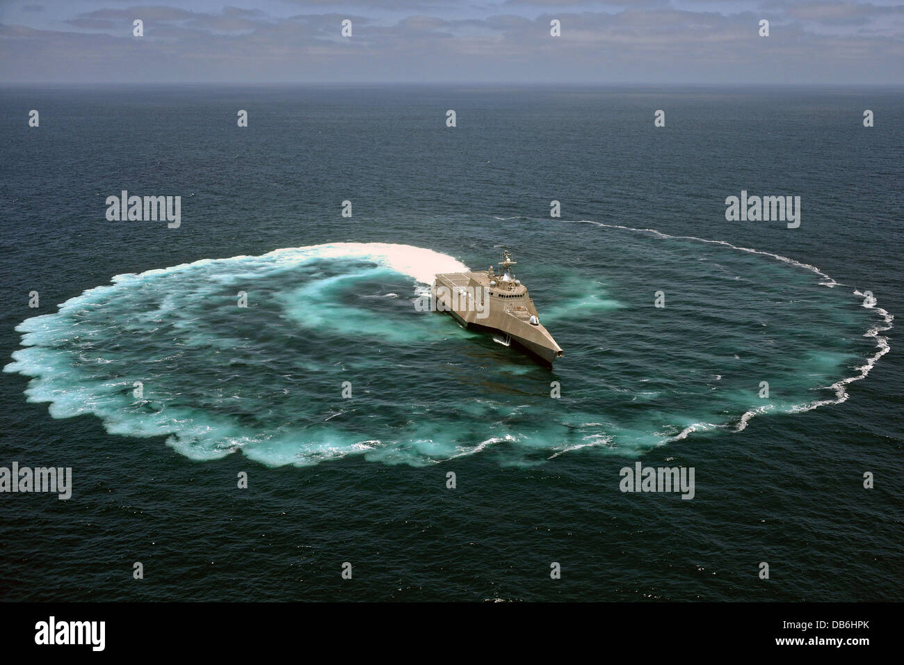 US Navy Littoral Combat Ship USS independencia demuestra su capacidad de maniobra de completar un giro de 360 grados, el 18 de julio de 2013 en el Océano Pacífico. Foto de stock