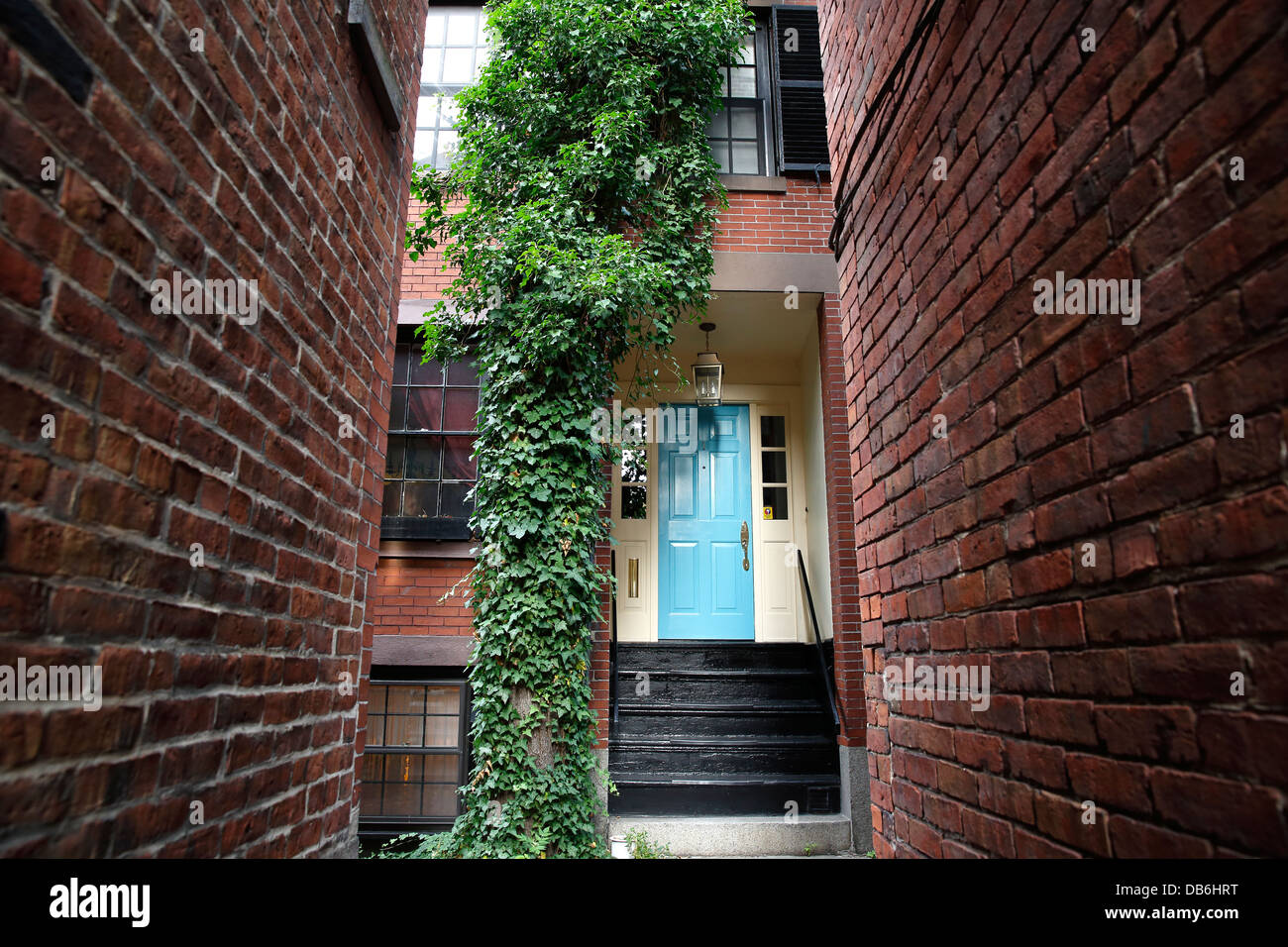 Un camino estrecho entre casas mira hacia Sentry Hill Place, una calle peatonal en Beacon Hill, en Boston, Massachusetts Foto de stock