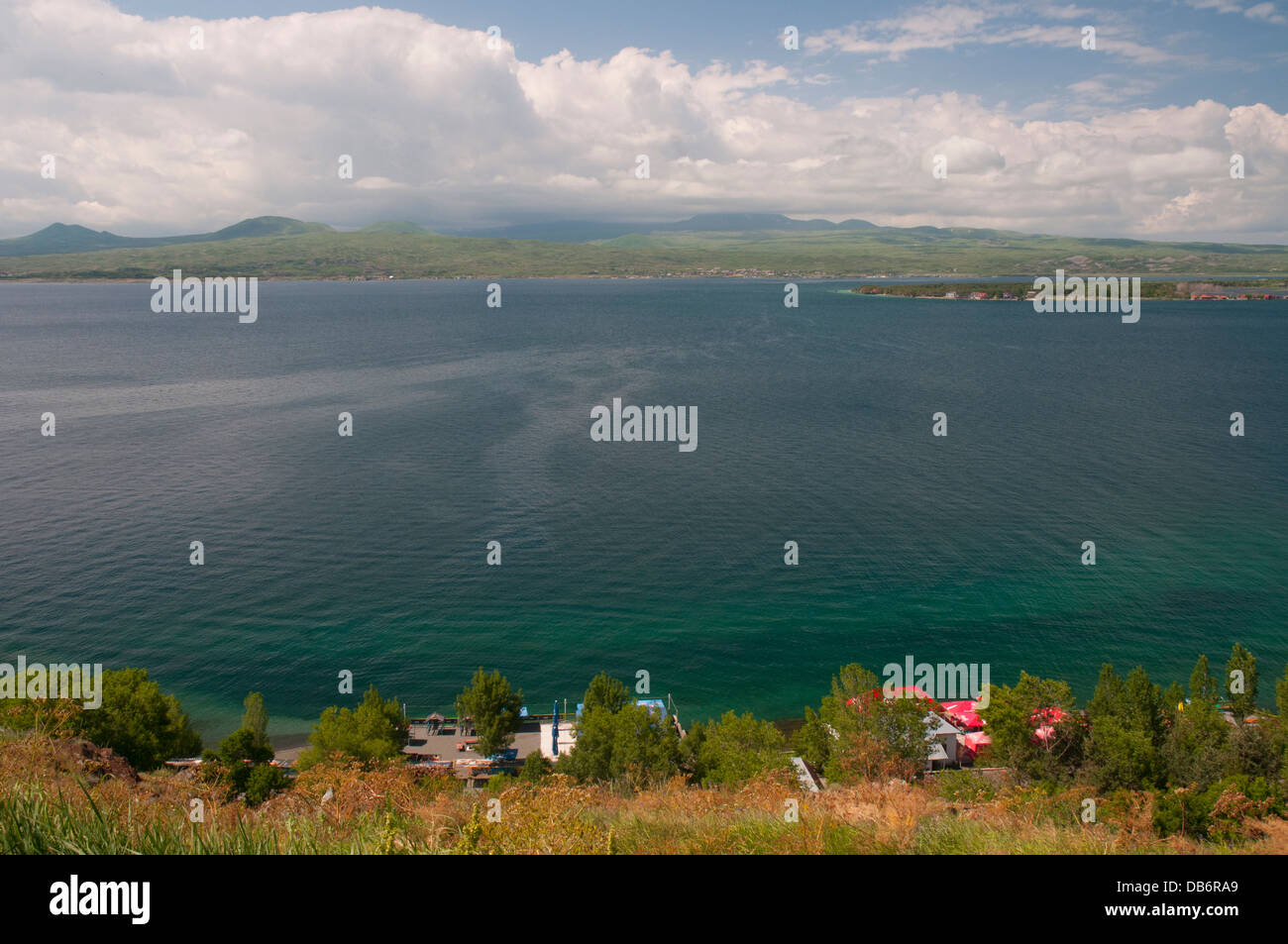El lago Sevan, Armenia, un 30 x 80 km lago alpino a 1900 metros de altitud Foto de stock
