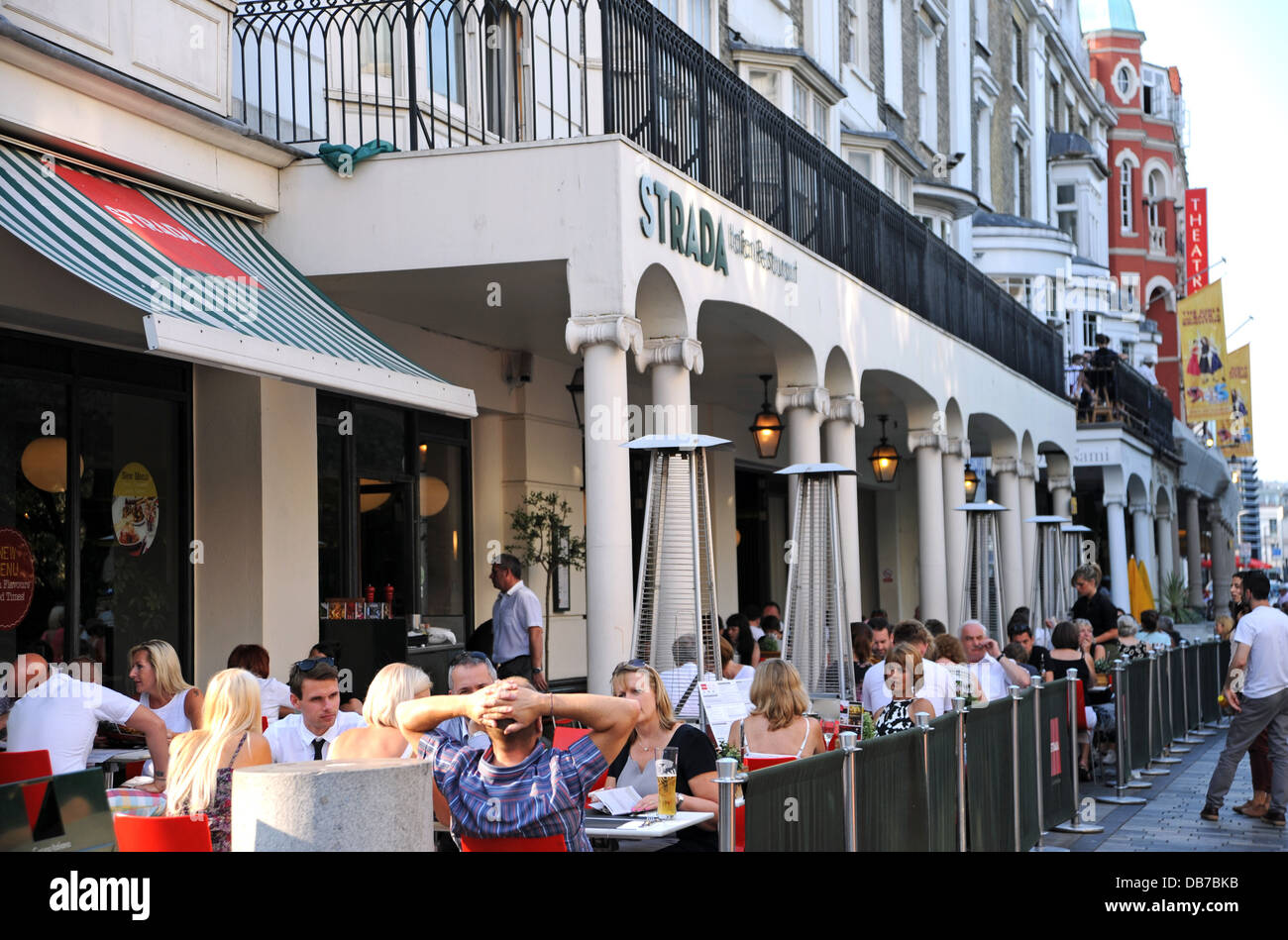 Comer al aire libre en el restaurante Strada en New Road, Brighton UK (ahora cerrado y reemplazado por otro restaurante) Foto de stock