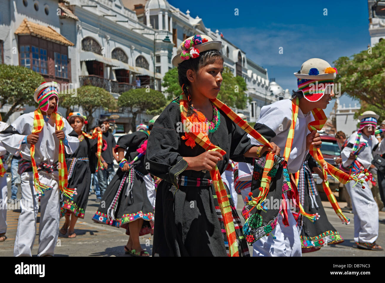Las poblaciones indígenas con trajes tradicionales y bailando en las calles  de la ciudad de Sucre, Bolivia, América del Sur Fotografía de stock - Alamy