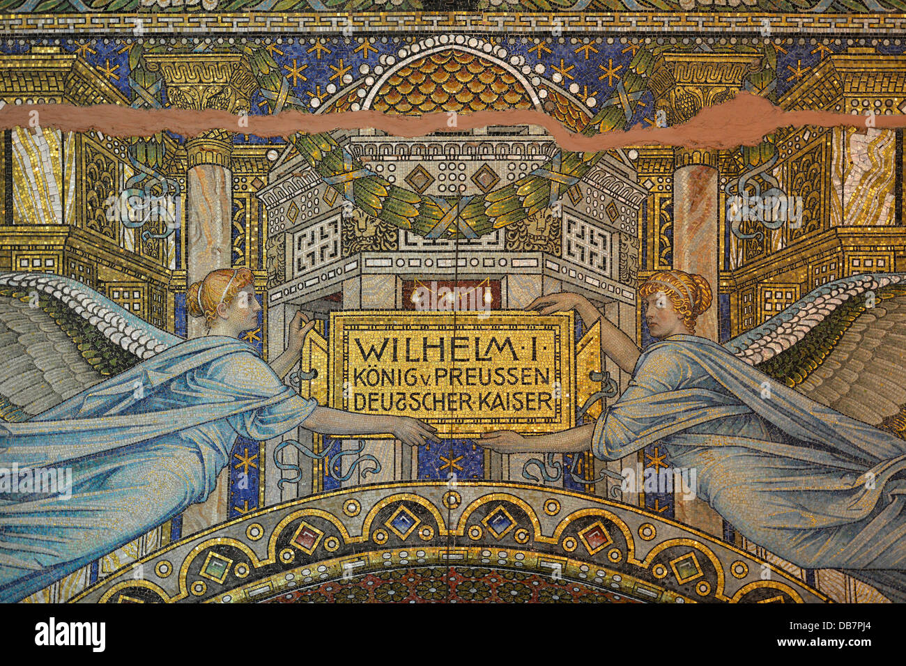 Panel de dedicación a Wilhelm I encima del portal de entrada, el techo, el Memorial Hall de mosaico en la vieja torre del Kaiser Wilhelm Foto de stock
