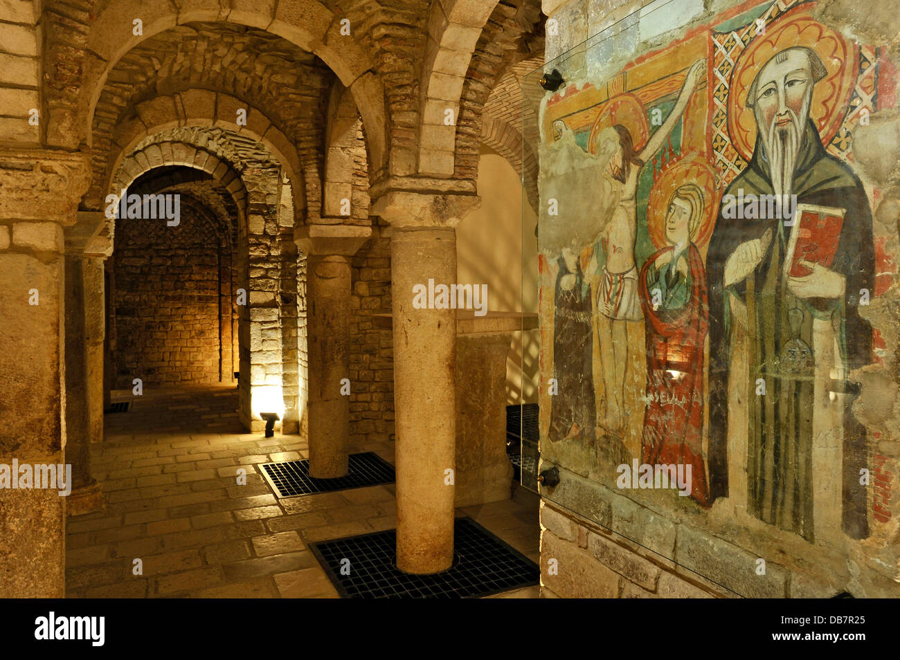Columnas, arcos, frescos de estilo bizantino, la Cripta de San Casto, siglo IV, la Catedral de Trivento Foto de stock