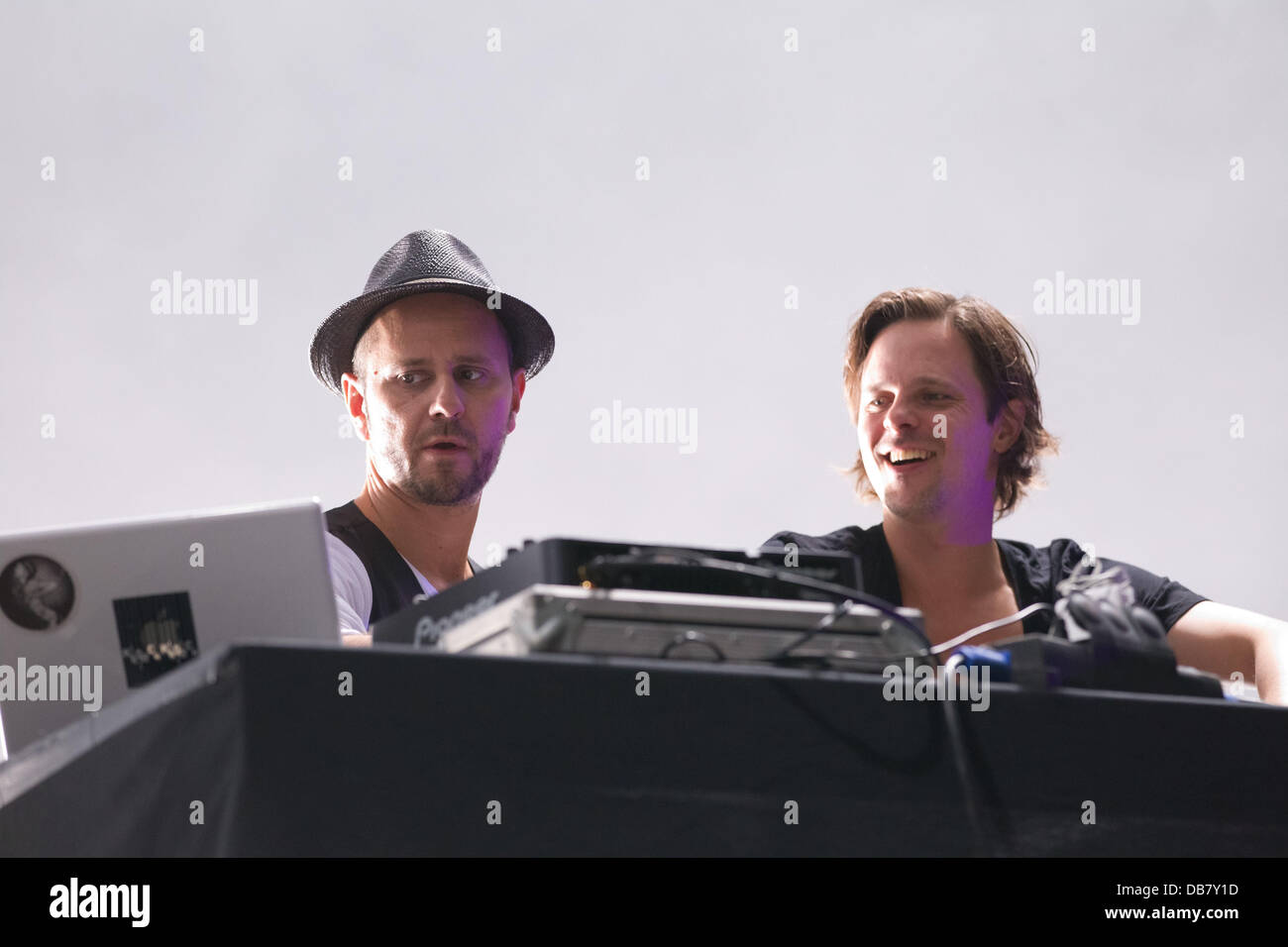 Duo de DJ alemán "Booka Shade" tocando en vivo en Semana Academica de Lisboa en el Estadio do Restelo en Belem - Día 3 Lisboa, Portugal - 14.05.11 Foto de stock