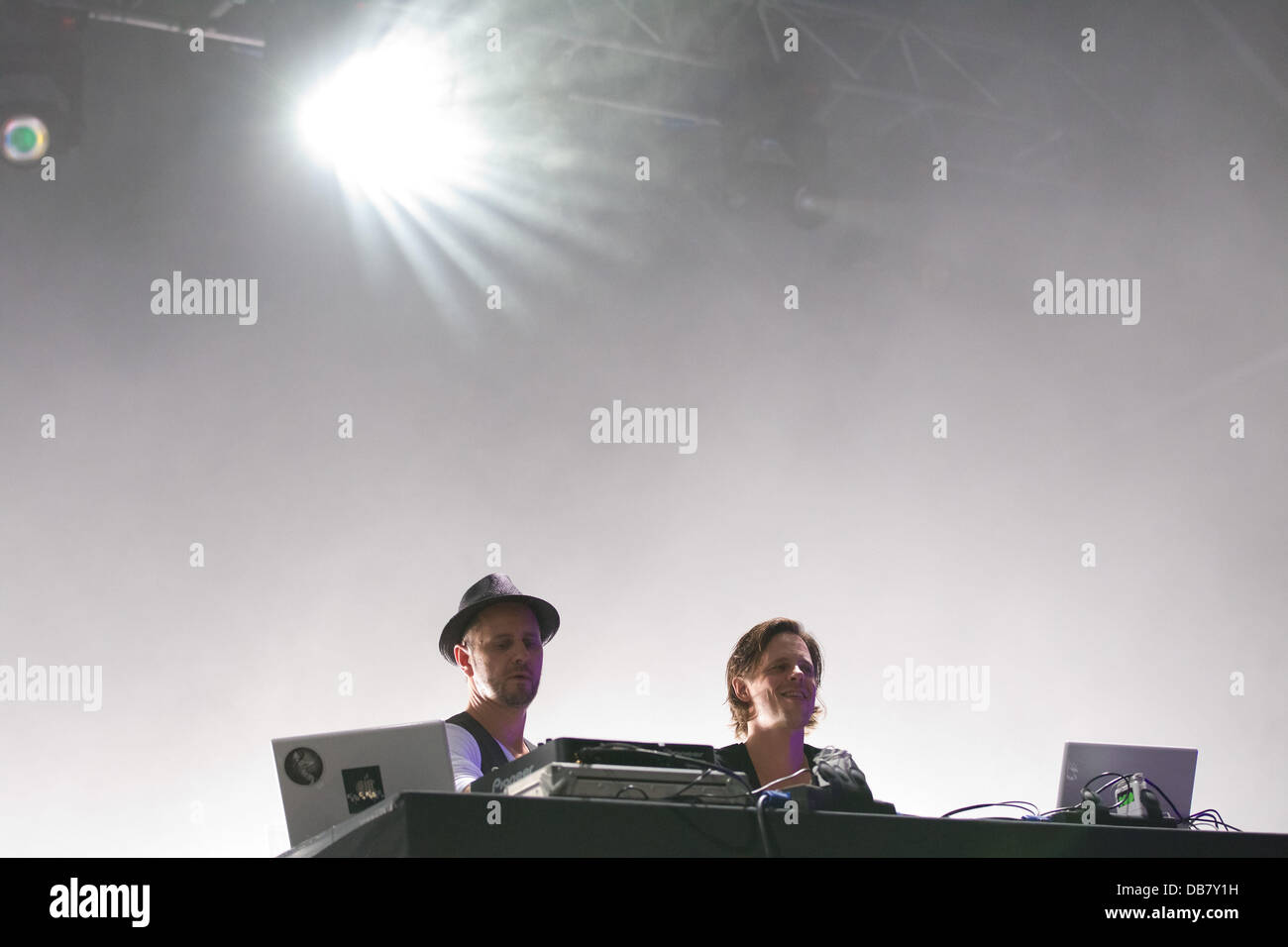 Duo de DJ alemán "Booka Shade" tocando en vivo en Semana Academica de Lisboa en el Estadio do Restelo en Belem - Día 3 Lisboa, Portugal - 14.05.11 Foto de stock