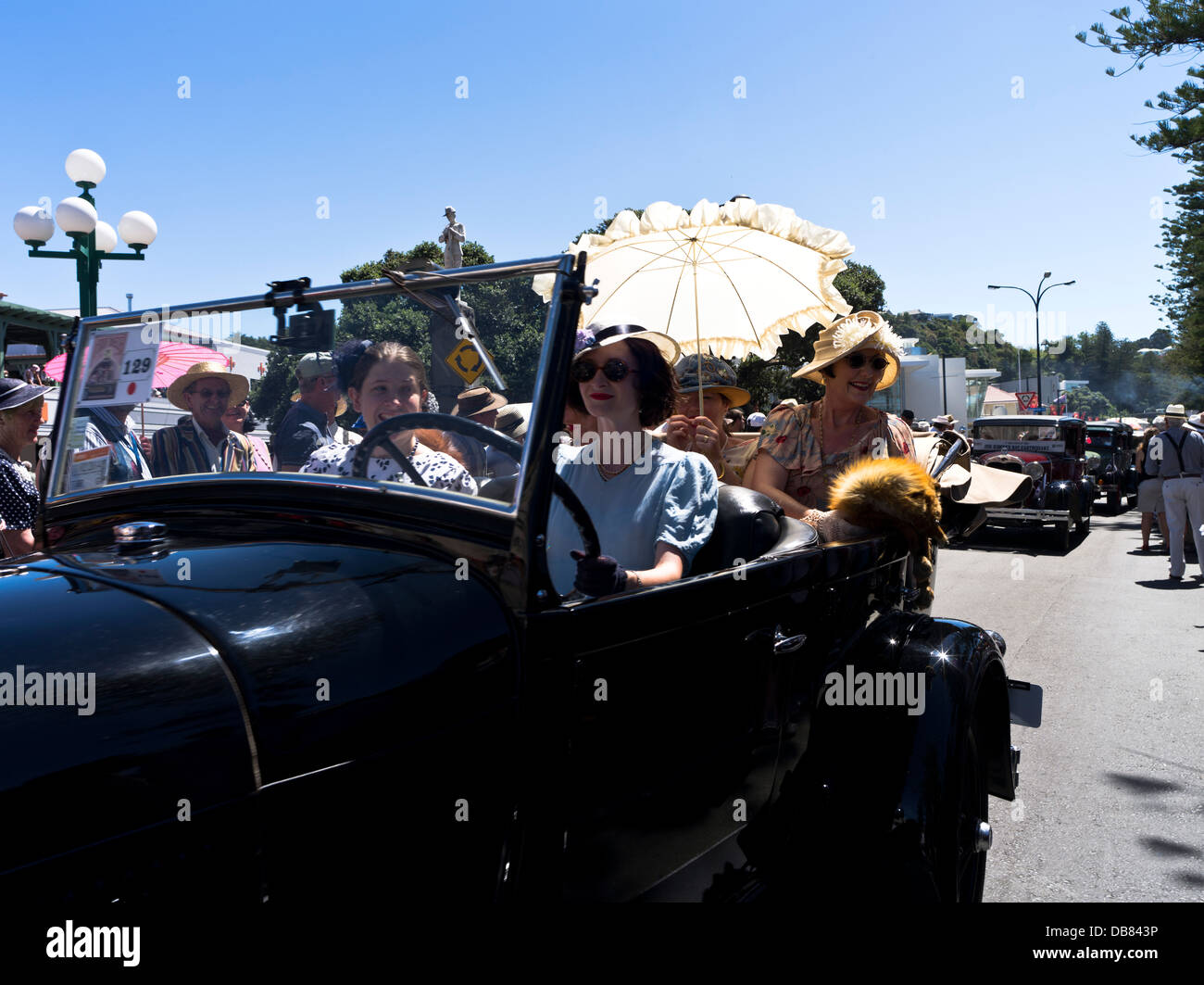 dh Art Deco fin de semana NAPIER NUEVA ZELANDA gente clásico de 1930 desfile de coches vintage mujer vestido de moda coches de conducción Foto de stock