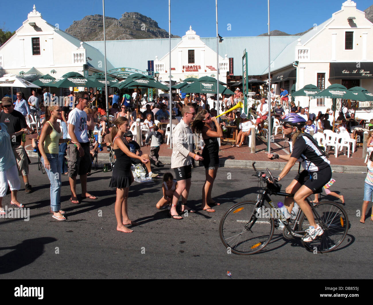 Los espectadores prestan apoyo aliento en Hout Bay a ciclistas Argus Cycle Tour a lo largo de 110km a través de Cape Peninsula temporizado más grande Foto de stock