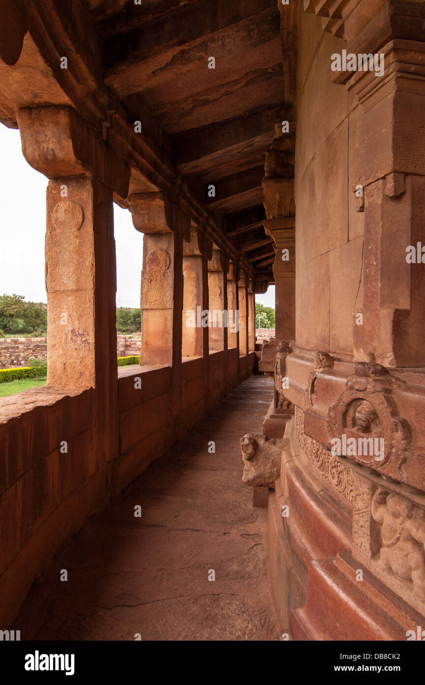Pasillos de Durga, templo en Aihole Foto de stock
