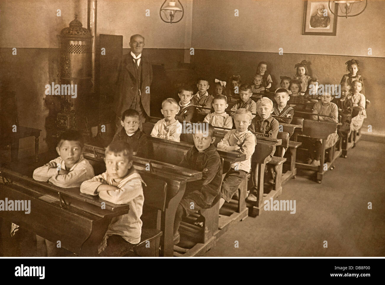 Pedagogía, escuela, clase, niños y niñas sentados separados, foto del último rey bávaro Ludwig II en el fondo, Kitzingen am Main, Baviera, Alemania, 1914, Derechos adicionales-Clearences-no disponible Foto de stock