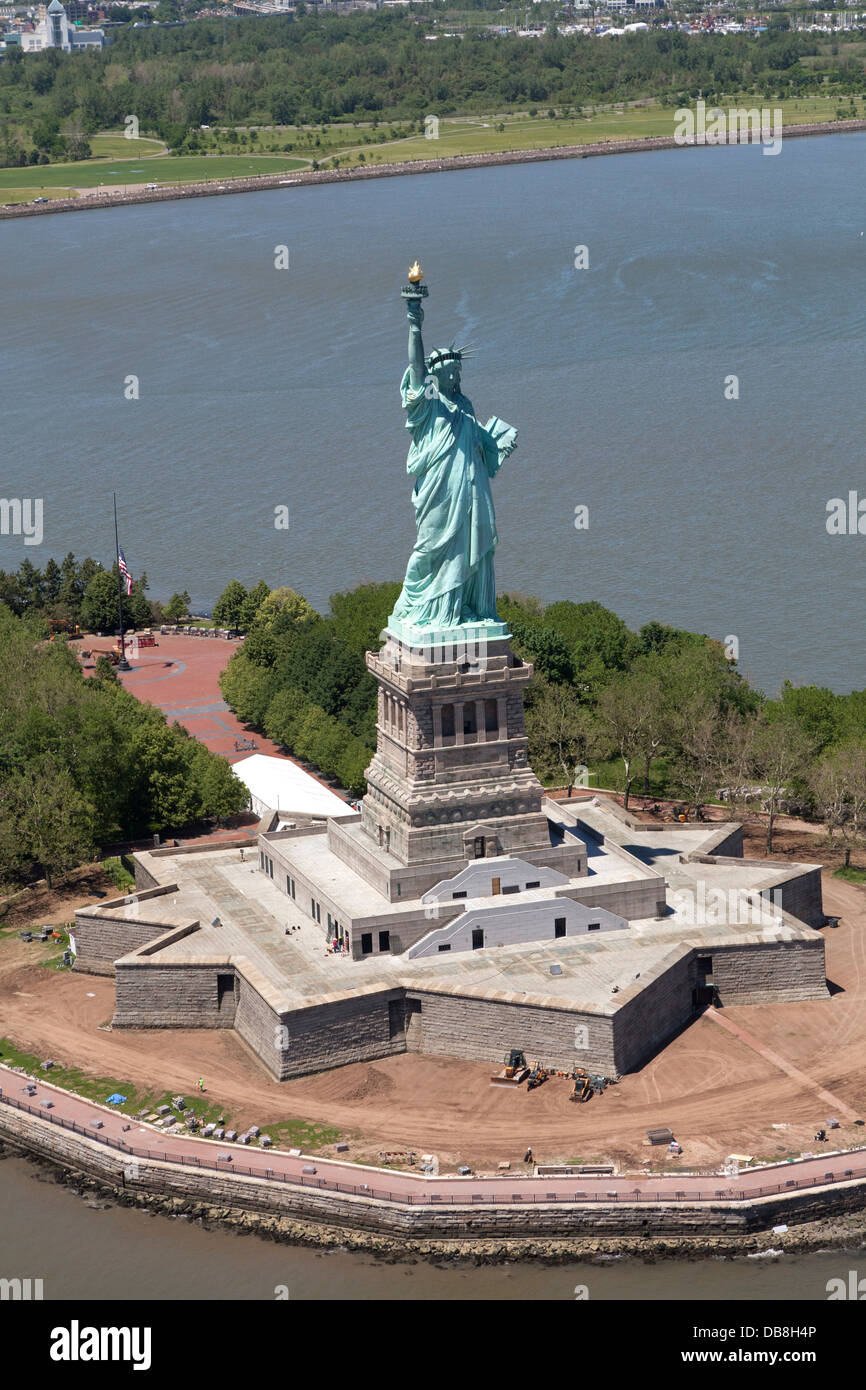 Vista aérea de la Estatua de la libertad, de la ciudad de Nueva York Foto de stock