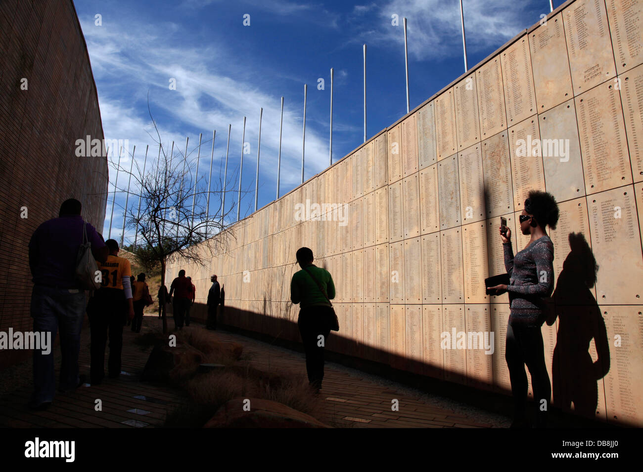 El muro conmemorativo de los nombres de quienes han desempeñado papel en conflictos en el pasado de Sudáfrica en S'khumbuto en Freedom Park en Foto de stock
