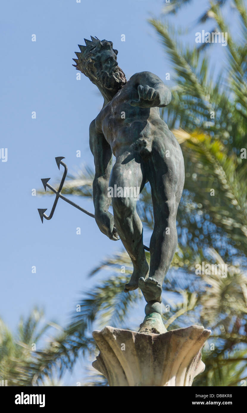Estatua de bronce de Neptuno, del siglo XVI, atribuido a Diego de Pesquera y Bartolomé Morel, Prince's Gardens, Real Alcázar de se Foto de stock