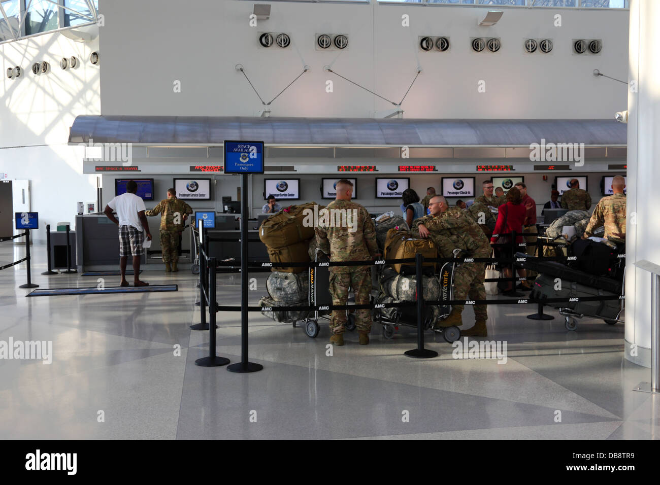 Los soldados del ejército estadounidense esperar para hacer el check in para lugares en el Aeropuerto Internacional Baltimore Washington (BWI), Maryland, EE.UU. Foto de stock