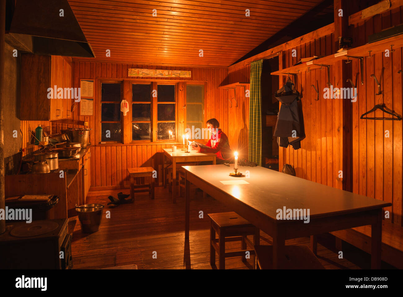 A la luz de las velas Singi illumintes habitación cabaña de montaña en la noche, Kungsleden trail, Laponia, Suecia Foto de stock