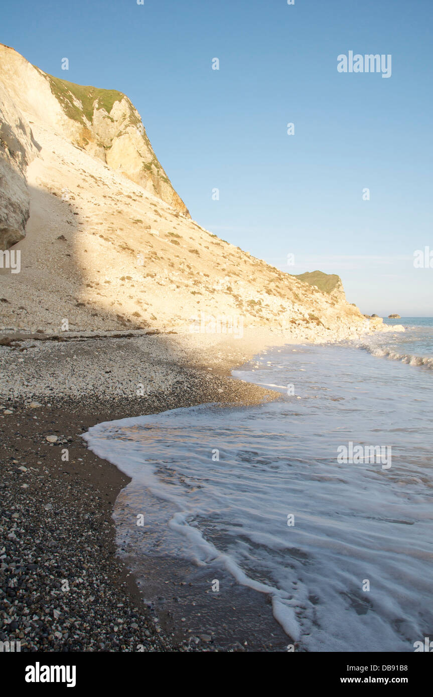 Un enorme scree de los escombros de un derrumbe que se produjo cuando el acantilado se derrumbó en St Oswald's Bay el 30 de abril de 2013. La costa Jurásica, en Dorset, Reino Unido. Foto de stock