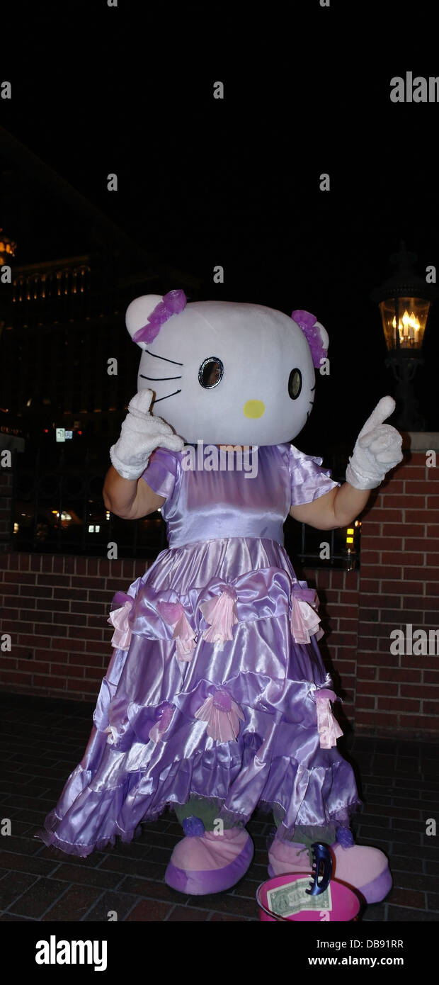 Retrato nocturno street performer hombre vestido como 'Hello Kitty', planteando la acera, Bill's Gamblin Hall, el Strip de Las Vegas, Fotografía de stock - Alamy Retrato nocturno street performer hombre vestido como 'Hello Kitty', planteando la acera, Bill's Gamblin Hall, el Strip de Las Vegas, Fotografía de stock - Alamy