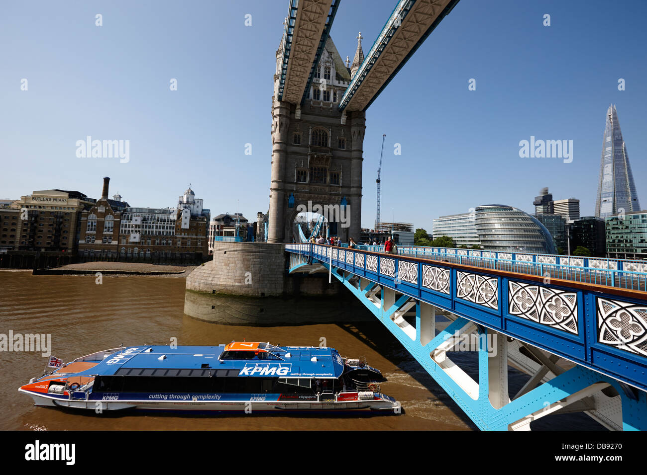 Thames Clipper pasando debajo del Tower Bridge sobre el río Támesis Londres Inglaterra Foto de stock