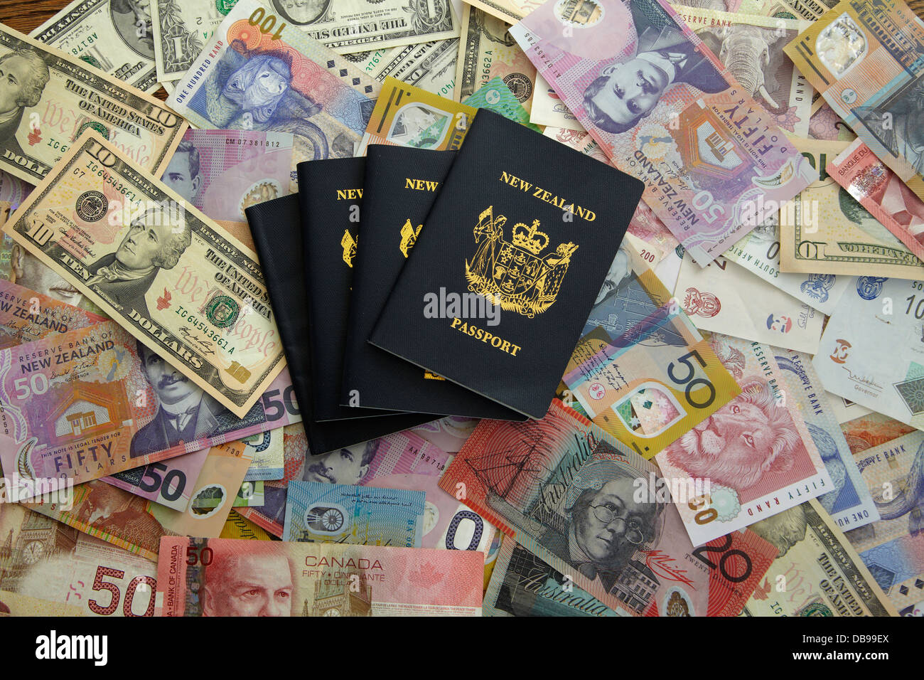 Pasaportes de nueva zelanda y moneda extranjera australiano fotografías