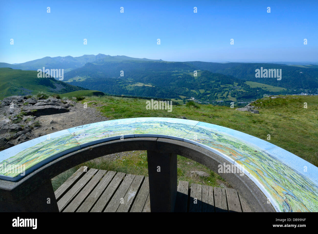 Vista panorámica del mirador de la cadena de los Montes Dore. El Puy-de-Dôme. Auvernia. Francia. Foto de stock