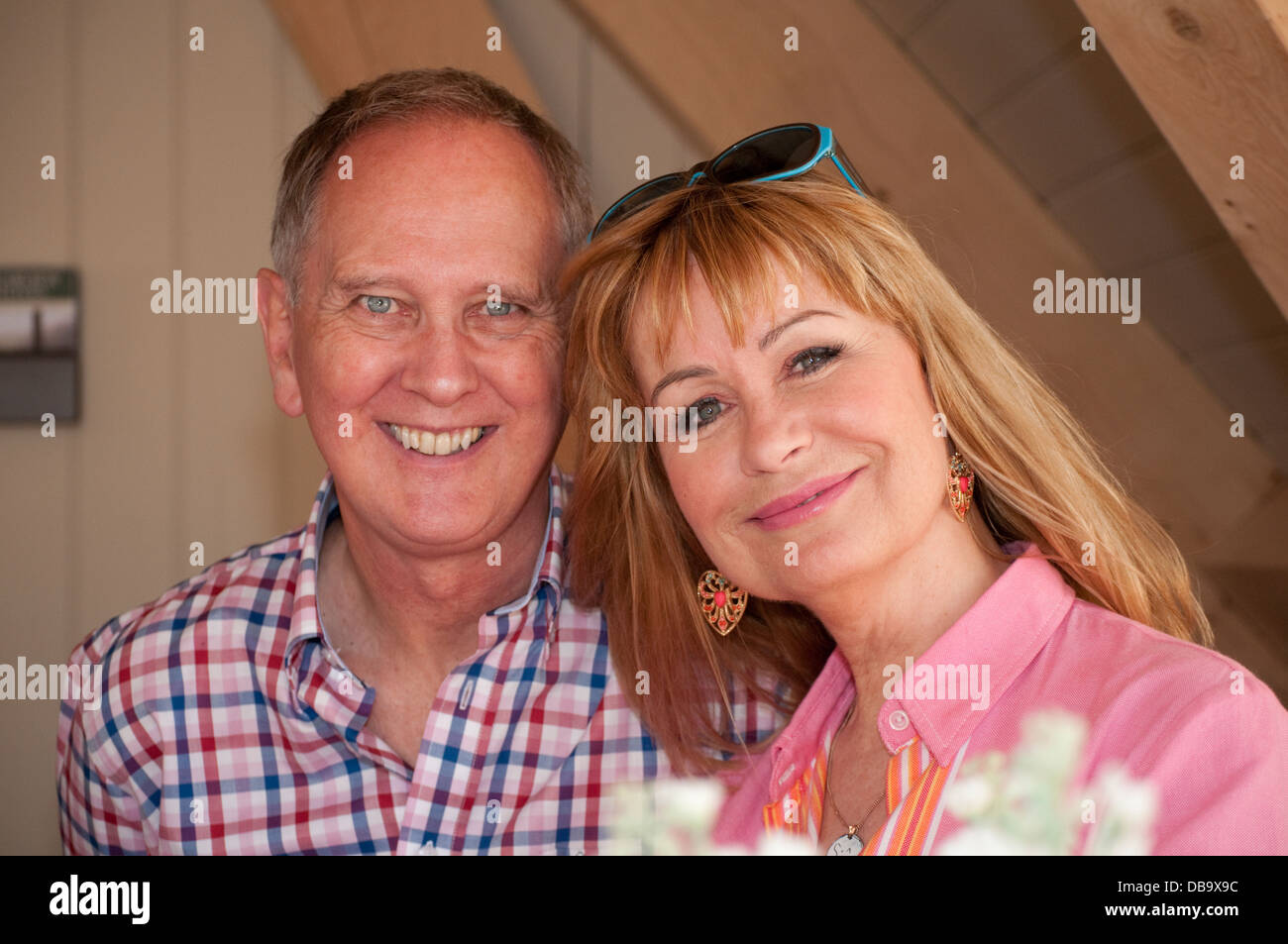 Sian Lloyd con su esposo Jonathan Ashman en Hampton Court Flower Show 2013 Foto de stock